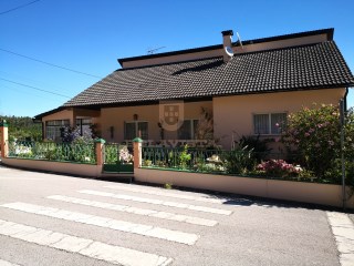 Maison T7 avec un grand potentiel dans un environnement calme, Espite%2/24