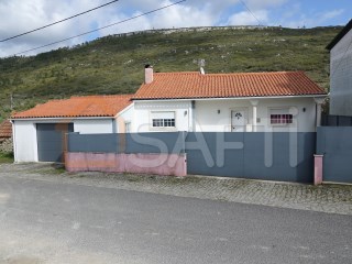 Moradia Térrea T3 com Garagem e Anexos, em Casais dos Vales em Alqueidão da Serra | T3 | 2WC