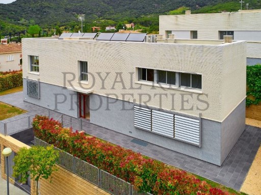 Modern villa in beautiful surroundings near Barcelona | 5 Bedrooms | 3WC