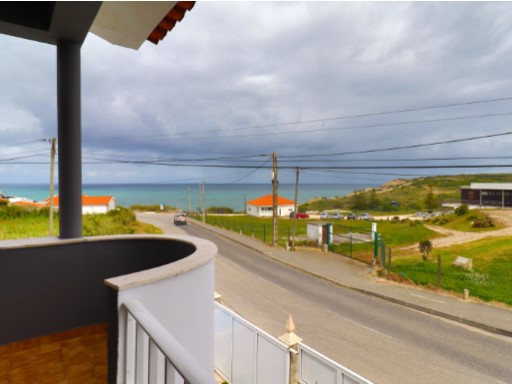 Moradia T5 com Piscina junto à Praia Azul%32/33