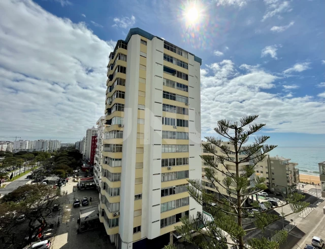 Apartamento T1 junto a Praia de Quarteira, totalmente renovado na célebre Torre 20