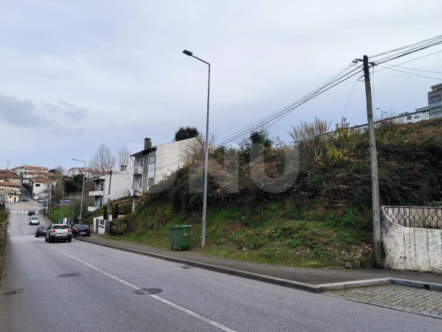 Terreno para construção de moradia em banda em Oliveira do Douro