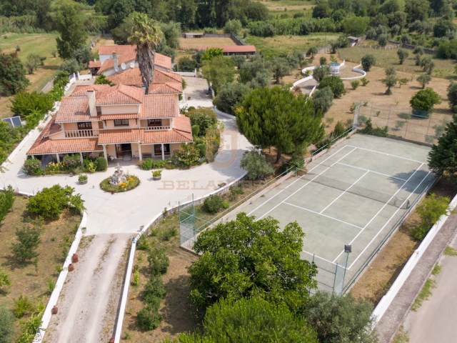 Charming 5 bedroom farm opportunity with tennis court between Tomar and Ourem | 5 Bedrooms | 7WC