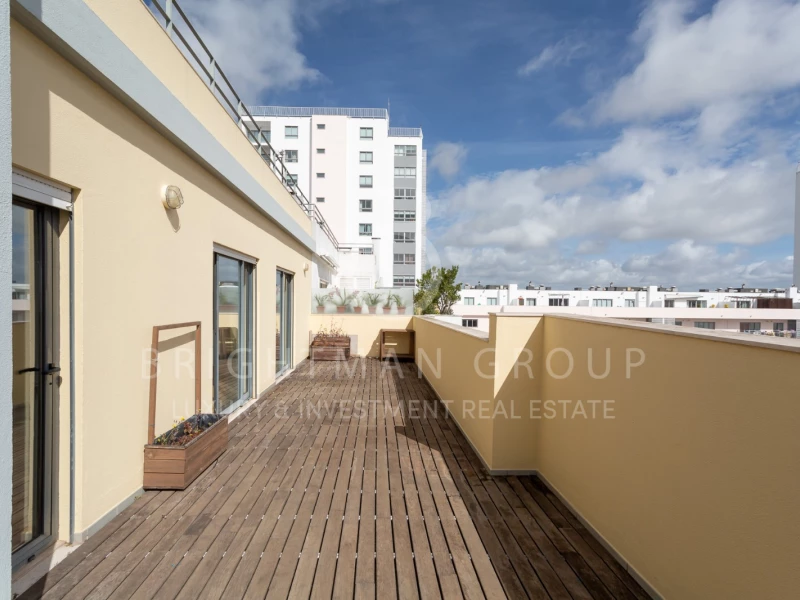 T4 DUPLEX PENTHOUSE CLOSE TO TELHEIRAS, LISBON