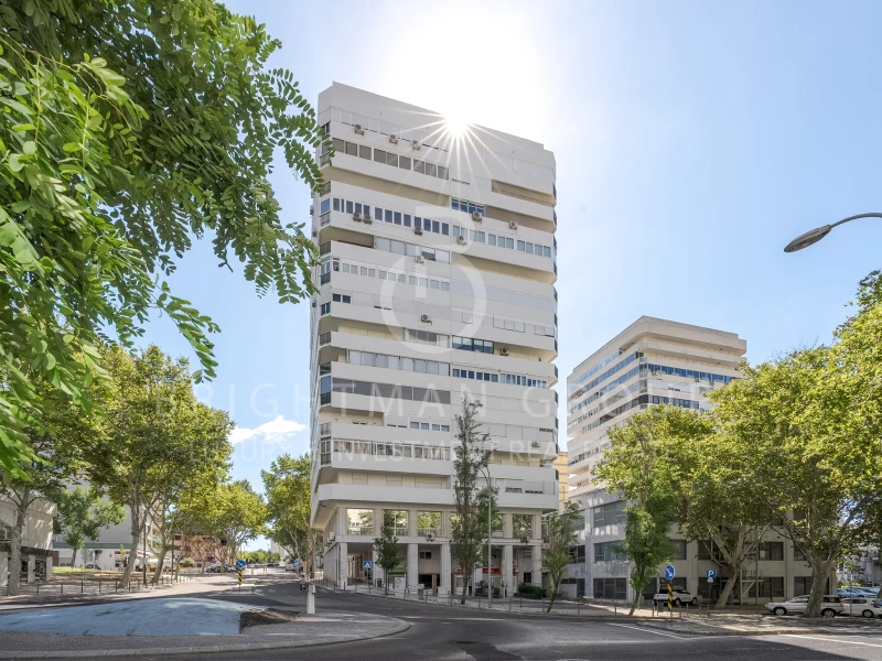 STUNNING RENOVATED 3-BEDROOM APARTMENT WITH PANORAMIC 10TH-FLOOR VIEWS, MODERN DESIGN, AND TOP LOCATION IN LISBON