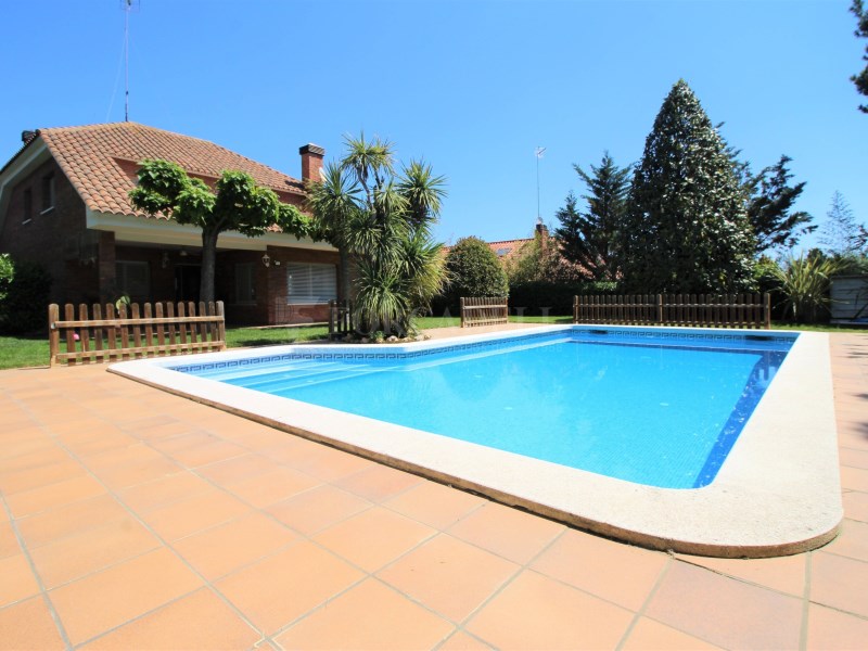 Casa amb jardí i piscina en venda a Canovelles #1