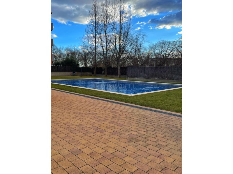 
Lluminós dúplex amb dues impressionants terrasses amb piscina i vigilància privada en una de les millors zones de Santa Perpètua. 42