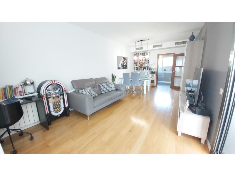 Spectacular 102 m² semi-new apartment in a house format in the heart of Terrassa. #2