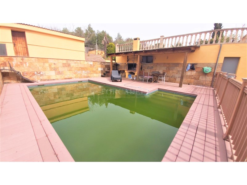 Spectacular 250 m² house with garage and pool in the Can Serra de Vacarisses neighborhood. 25