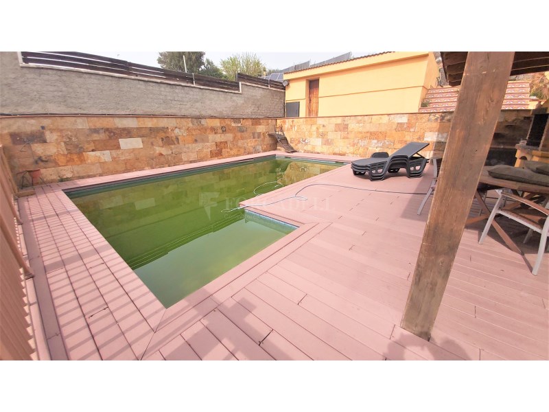 Spectacular 250 m² house with garage and pool in the Can Serra de Vacarisses neighborhood. 26
