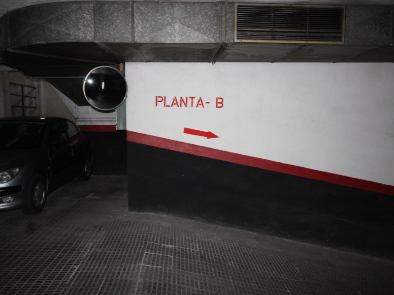 Plaça d'aparcament al barri de Sant Antoni de Barcelona 16