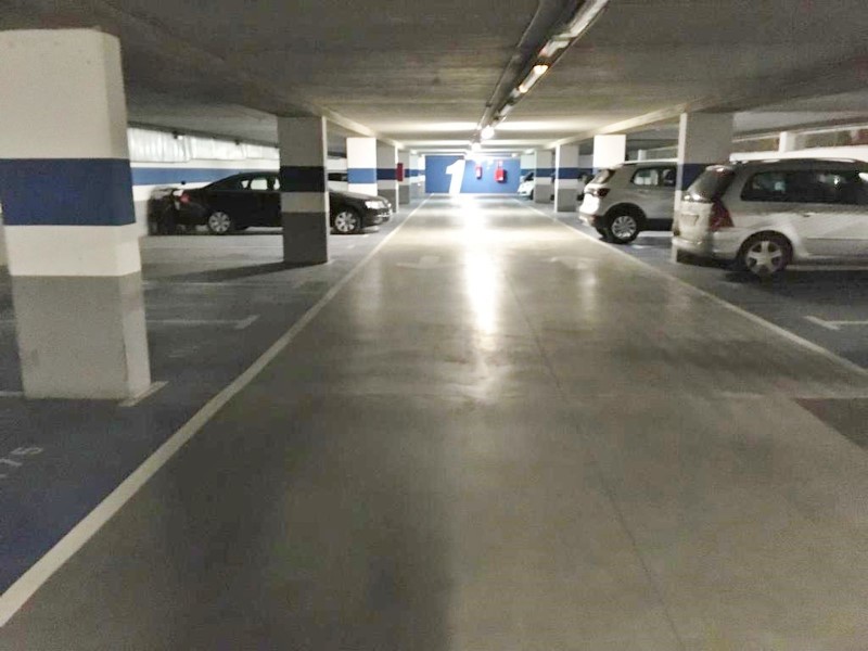 Fantàstica plaça d'aparcament per a cotxe gran 8
