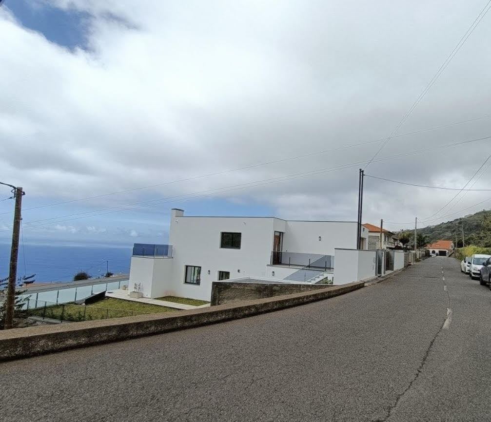 Moradia T2 + 3 para Remodelar, em Calheta (Funchal)