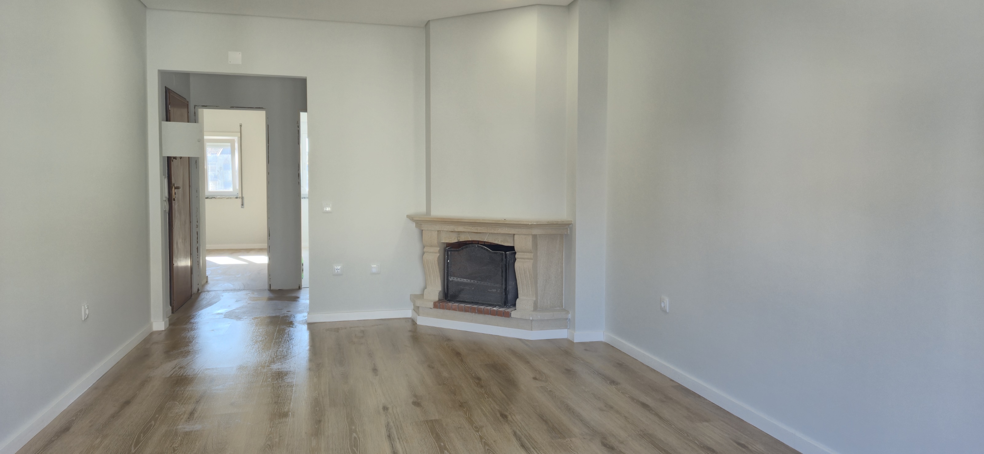 Apartamento t3 na Moita com varanda e arrecadação totalmente remodelado zona central com todo o tipo de comercio e serviços