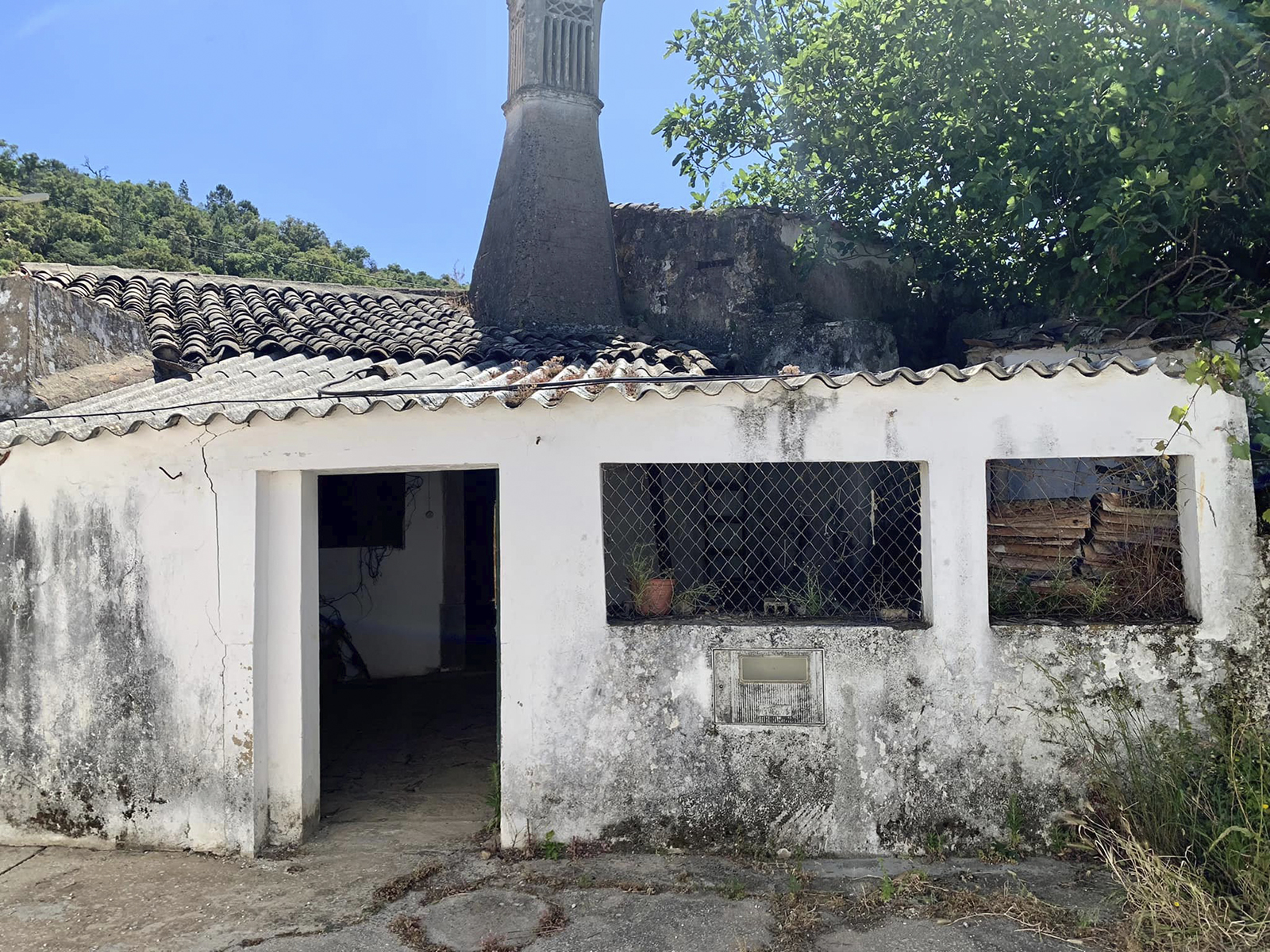 Todemolishorrebuild OldHouse in Barranco do Velho – 85 m²