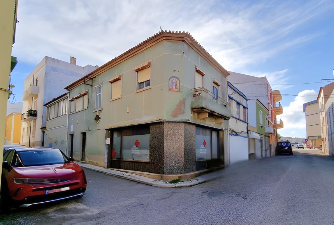 Edifício no coração do centro histórico de Peniche