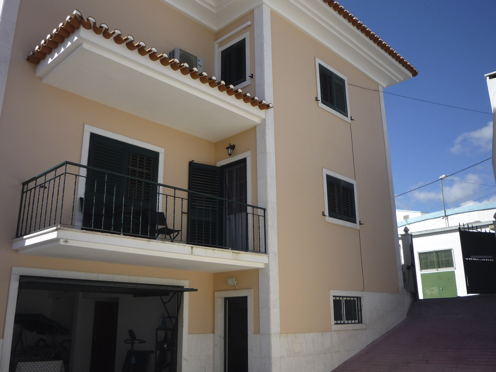 Used House in Casal da Silveira (Famões) – 206 m²