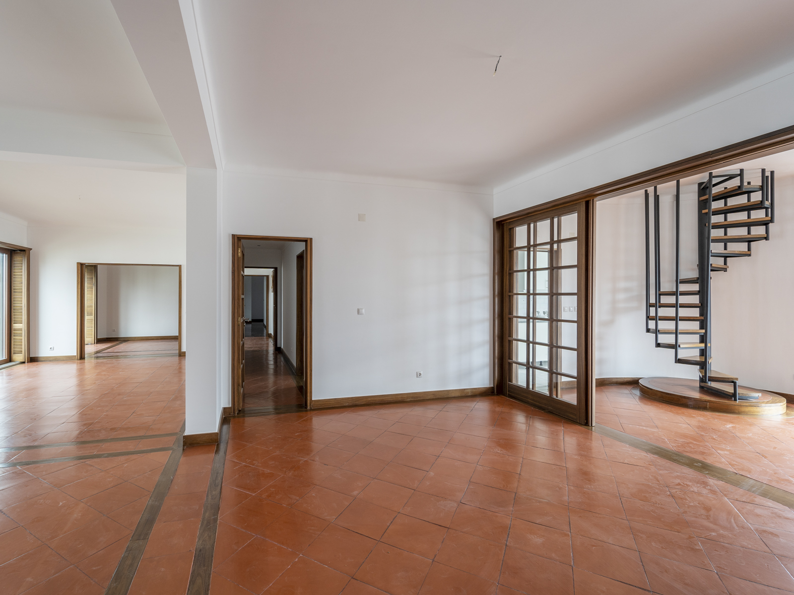 Remodelled Apartment in Avenida da República (São Sebastião da Pedreira) – 320 m²
