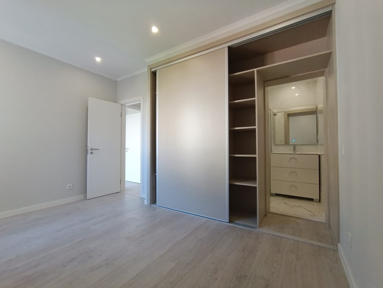 Refurbished Apartment in Calçada do Tojal – 64 m²
