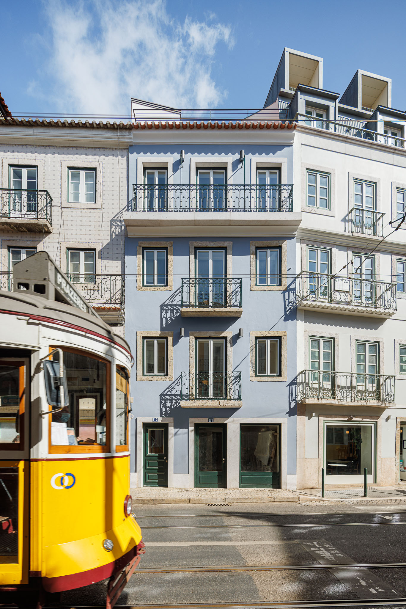Prédio totalmente remodelado, 7 estúdios e loja, Graça, Lisboa