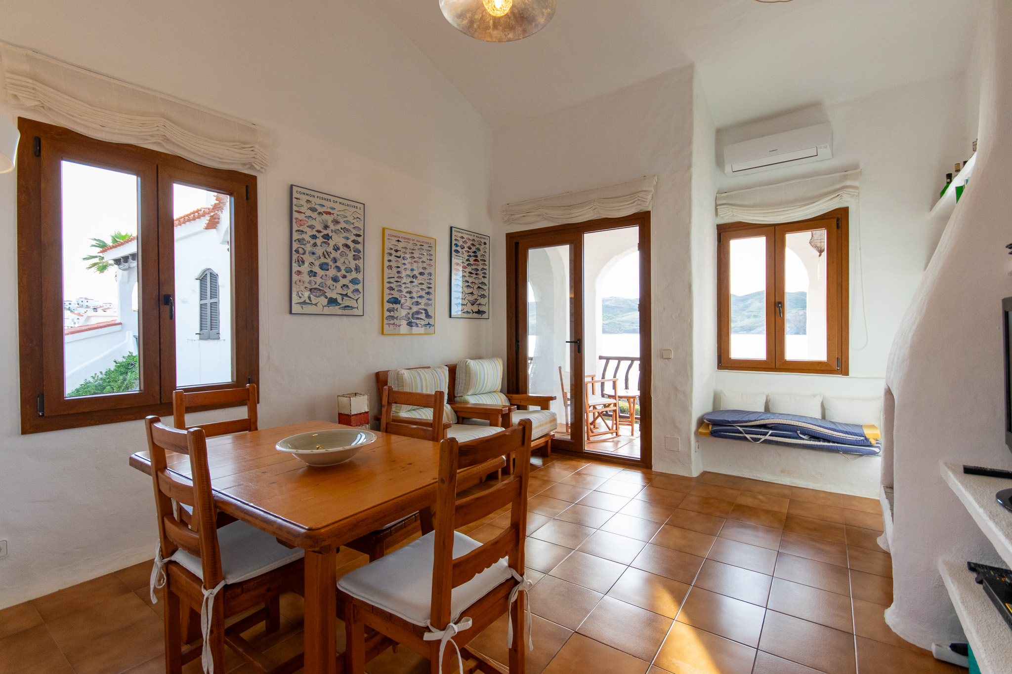 Living-dining room of a frontline apartment in Playas de Fornells.