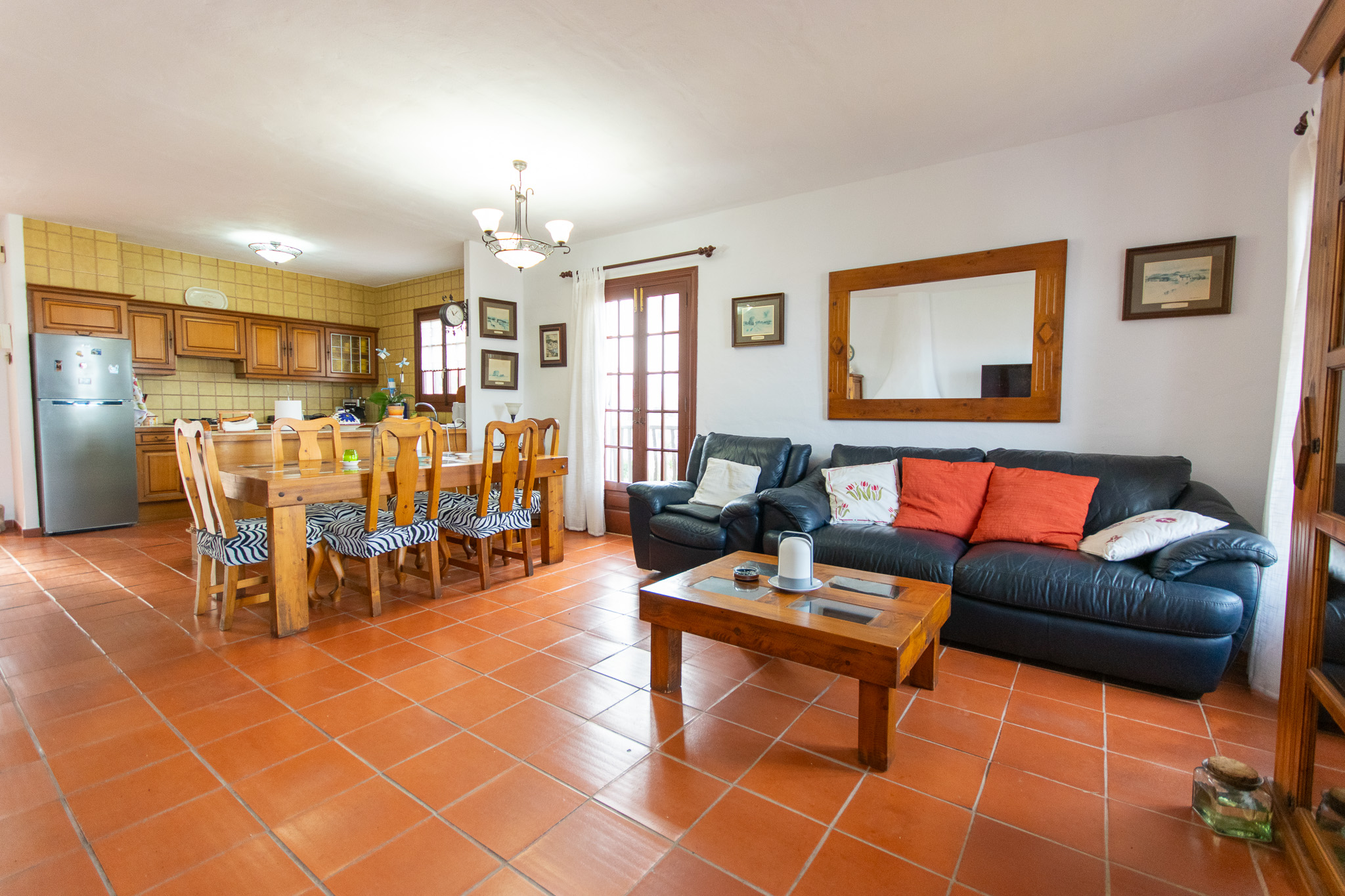 Salon-salle à manger d'un appartement spacieux avec vue sur la mer et licence touristique à Playas de Fornells