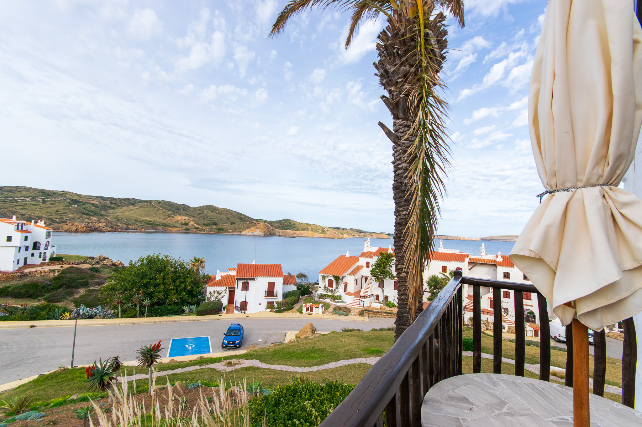 Terrasse avec vue sur un appartement spacieux avec vue sur la mer et licence touristique à Playas de Fornells
