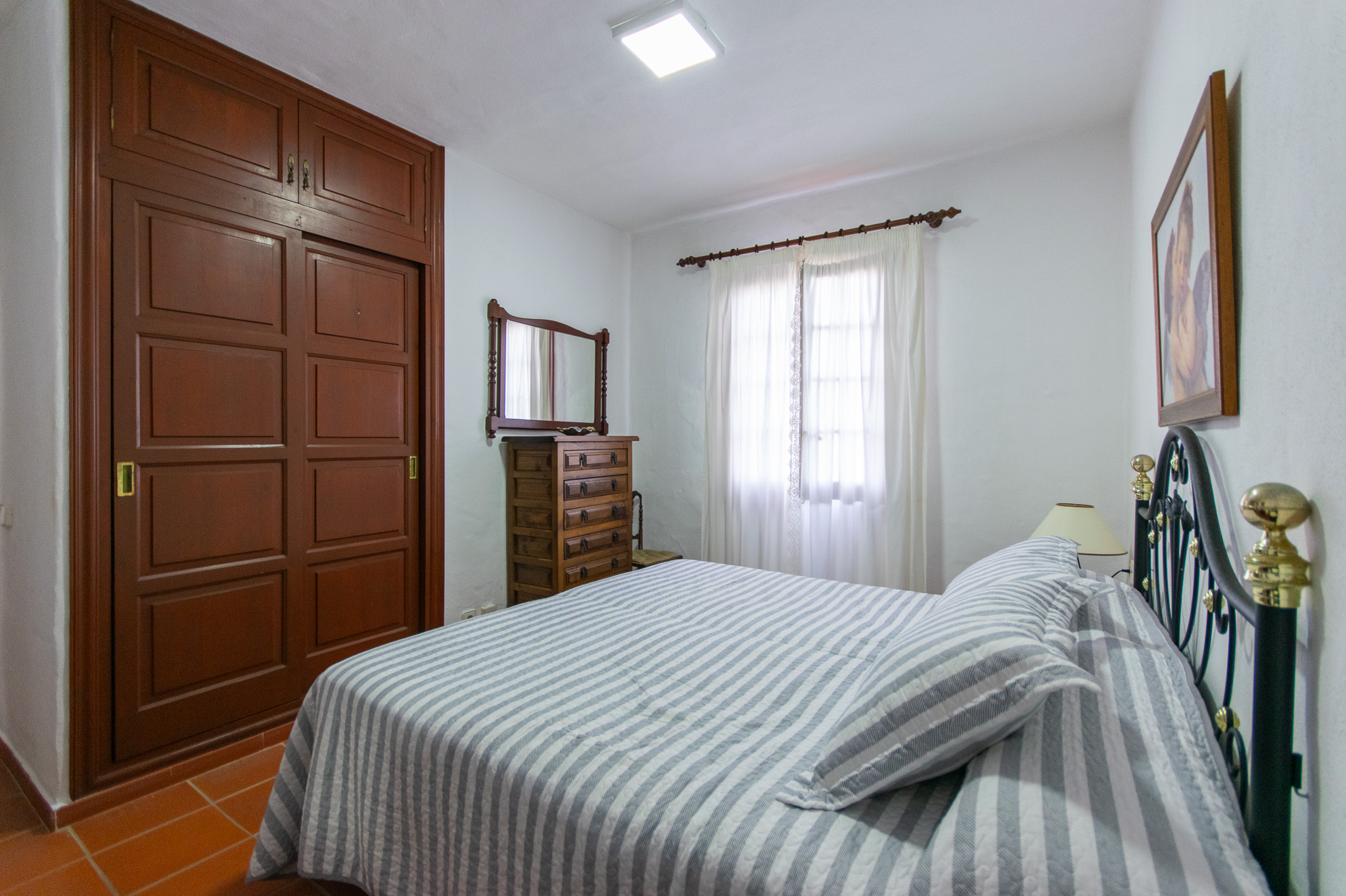 Chambre double d'un appartement spacieux avec vue sur la mer et licence touristique à Playas de Fornells