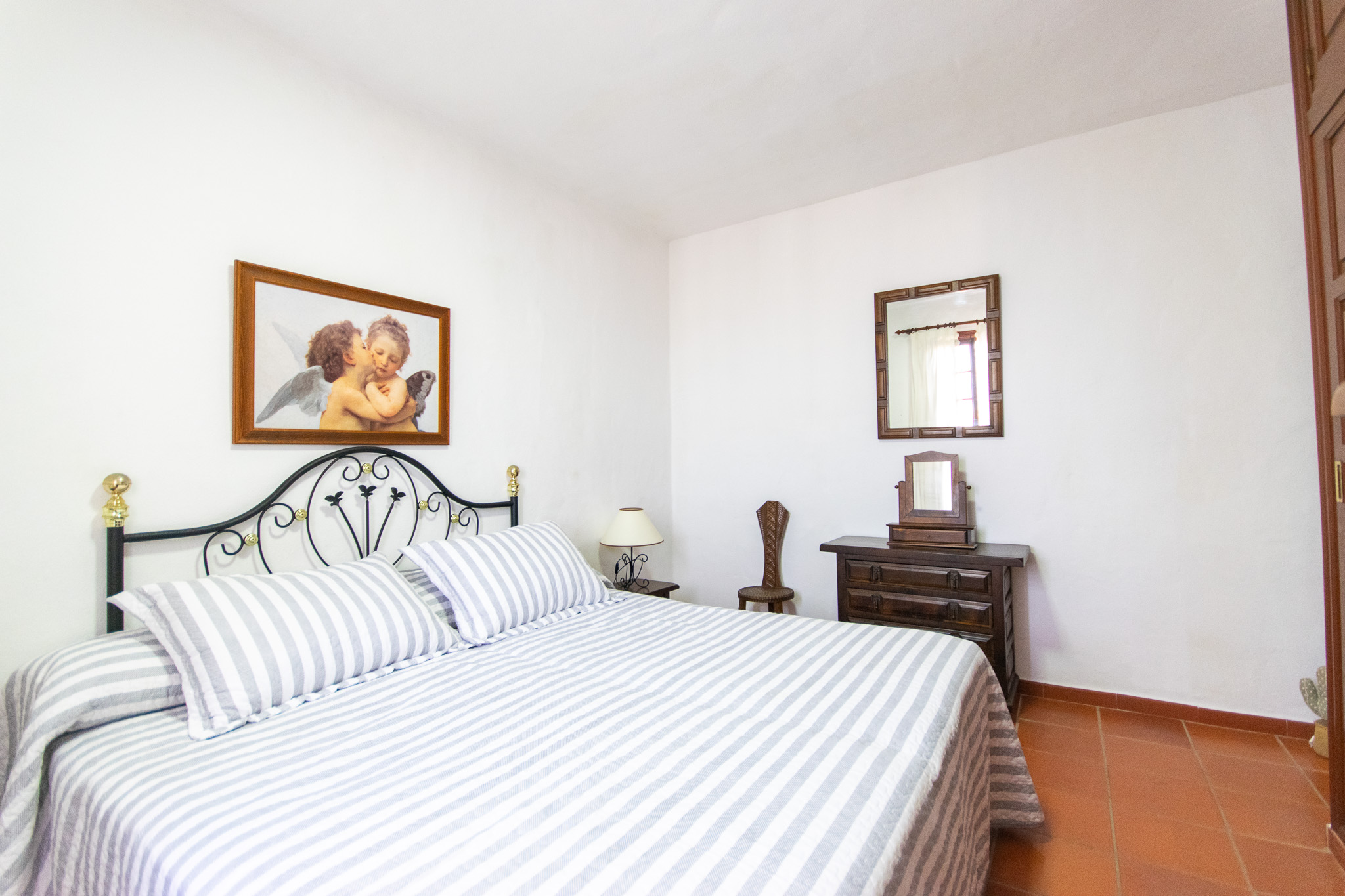 Chambre double d'un appartement spacieux avec vue sur la mer et licence touristique à Playas de Fornells