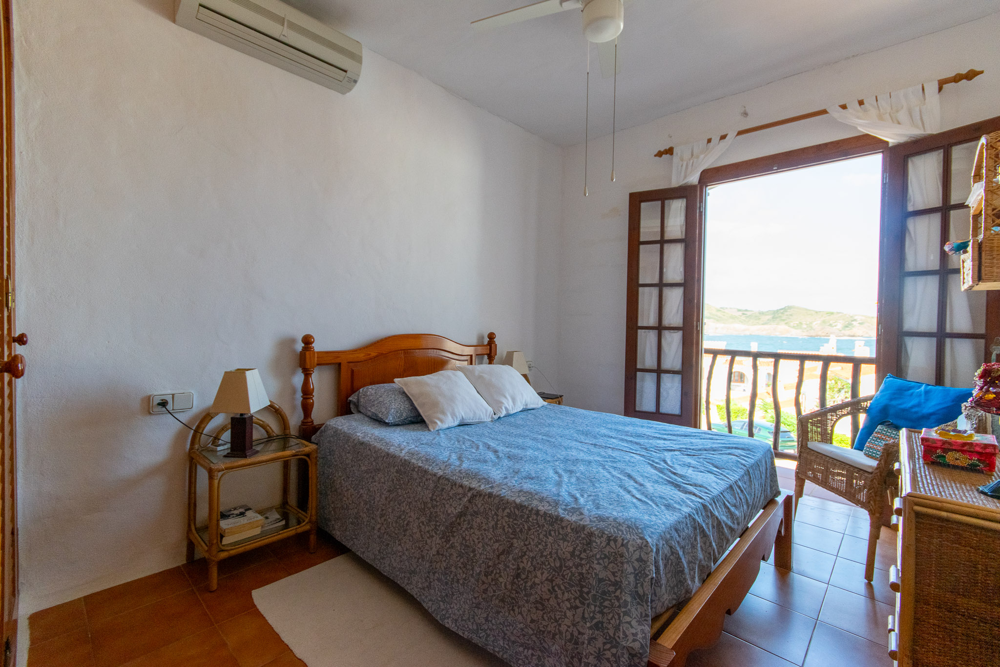 Chambre double d'appartement avec vue sur la mer à Playas de Fornells