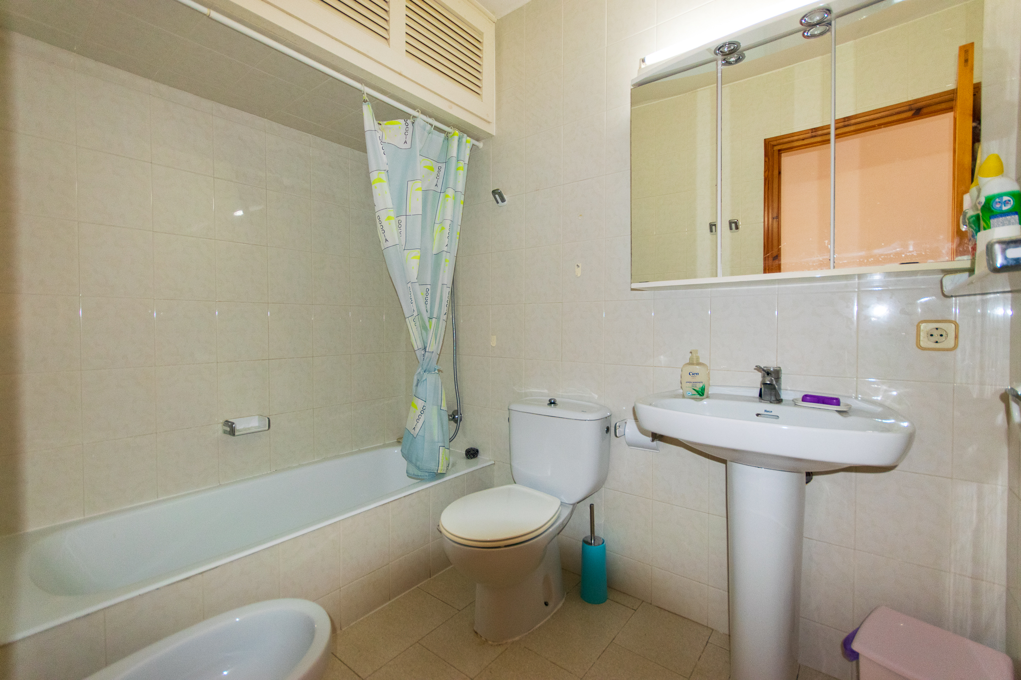 Salle de bain en suite en duplex avec de belles vues à Cala Galdana
