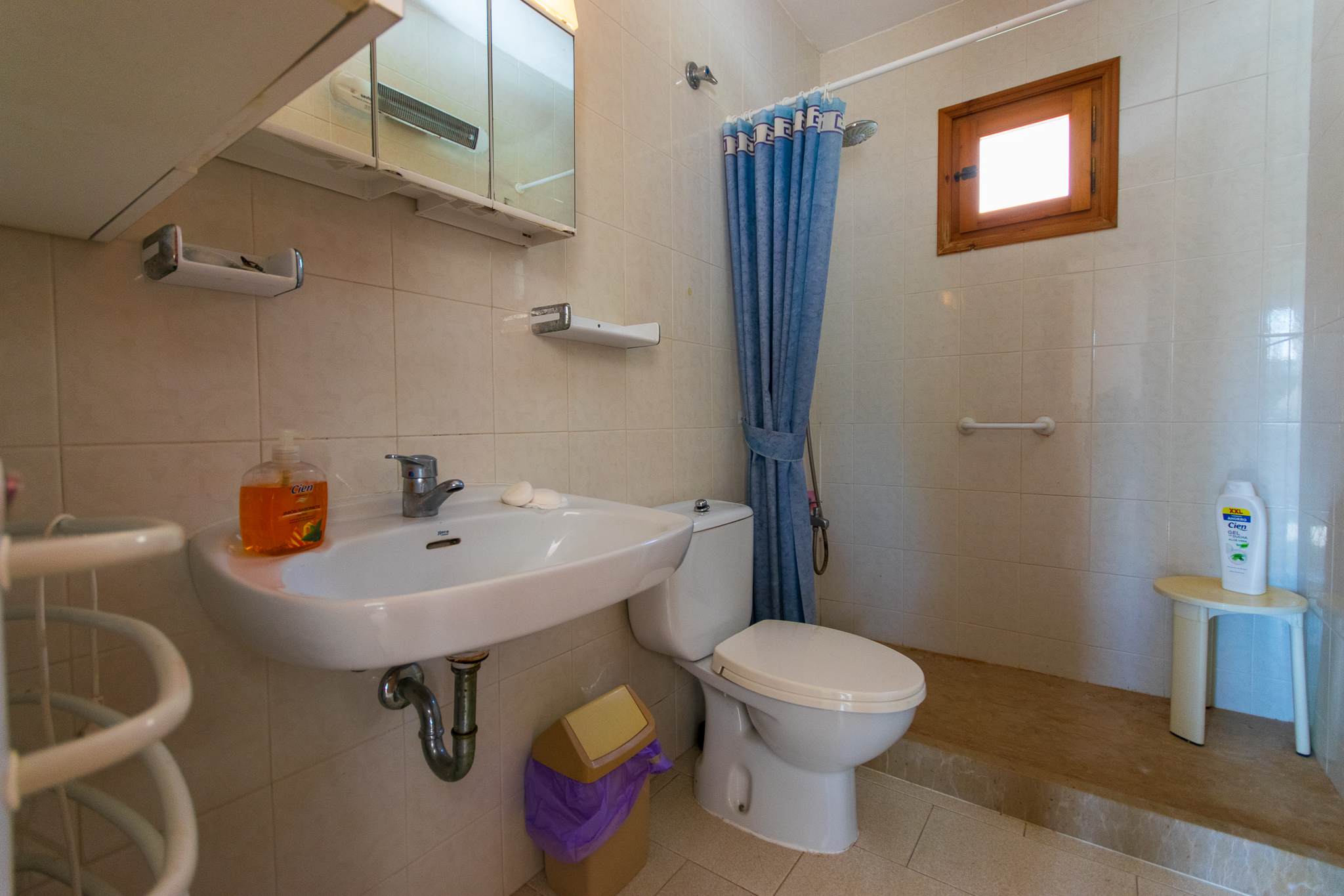 Salle de bain en duplex avec de belles vues à Cala Galdana