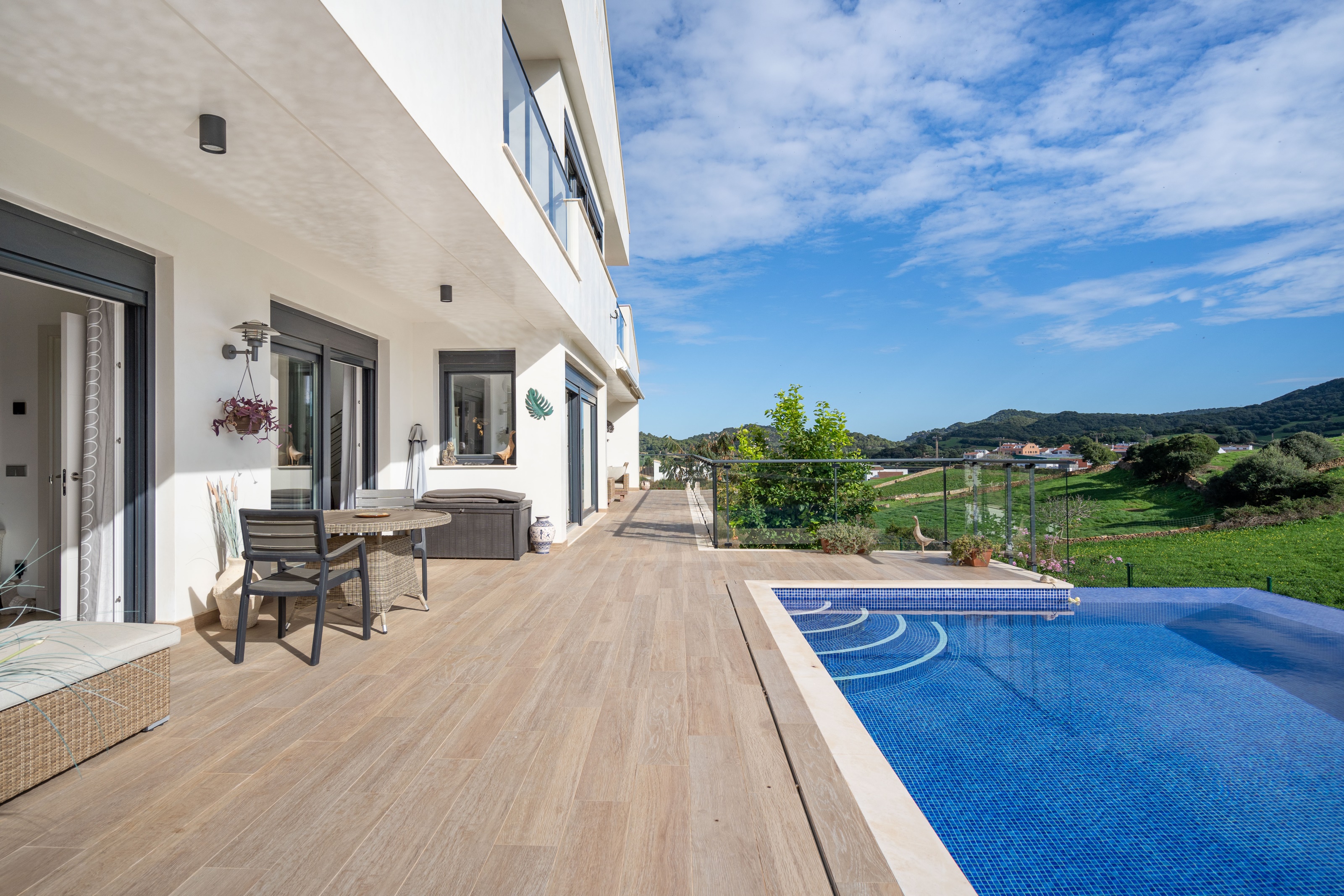 Terrasse avec piscine et vue sur la campagne dans une maison de luxe à Mercadal