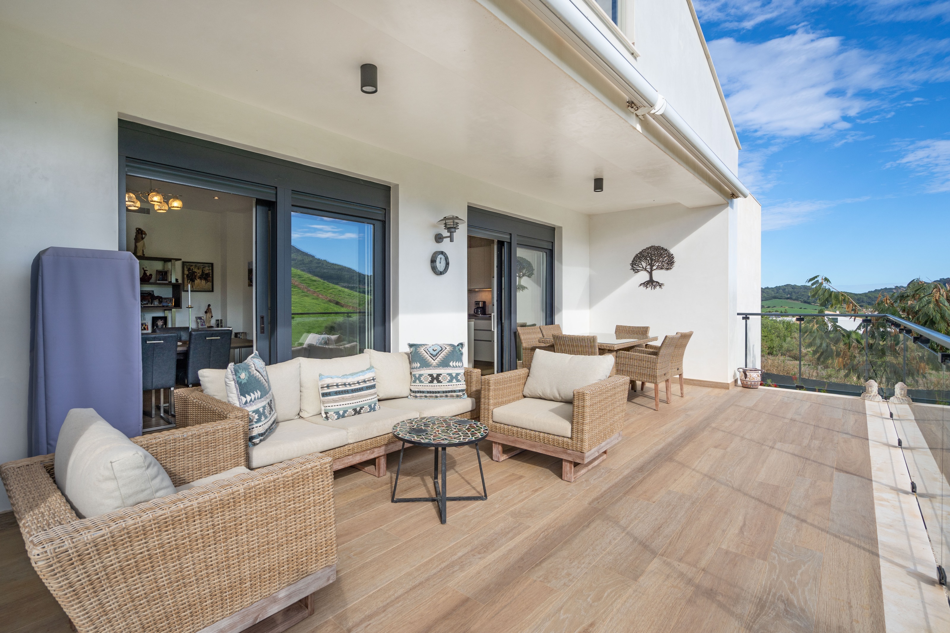 Terrasse avec vue sur la campagne dans une maison de luxe à Mercadal