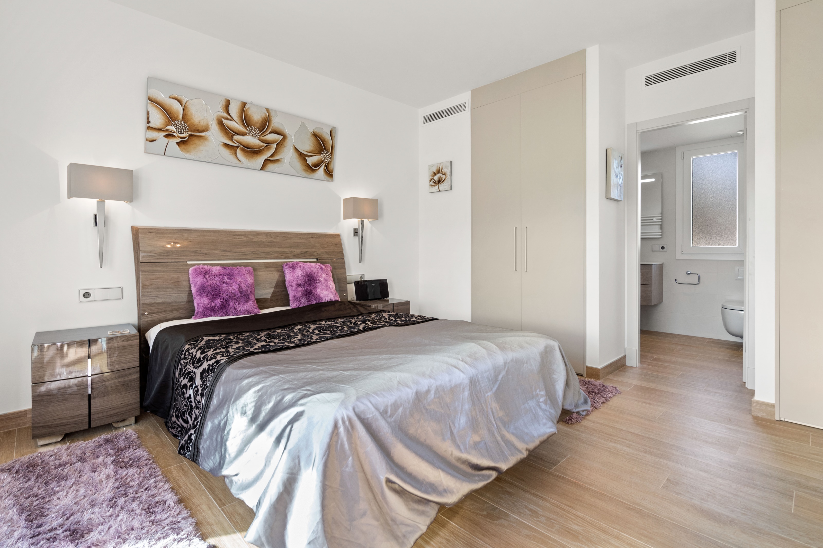 Chambre double avec terrasse et salle de bains dans une maison de luxe à Mercadal