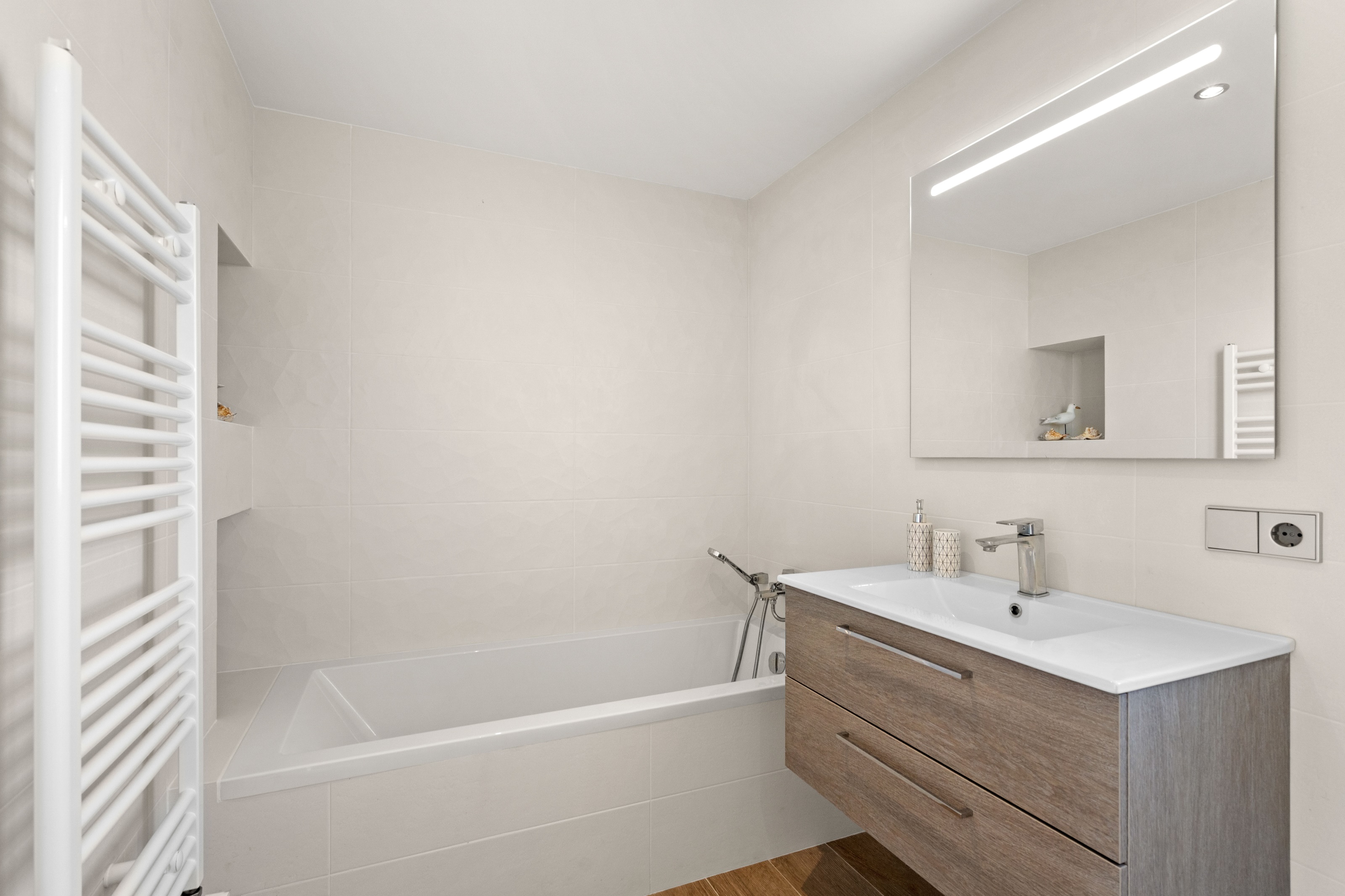 Salle de bain attenante avec baignoire dans une maison de luxe à Mercadal