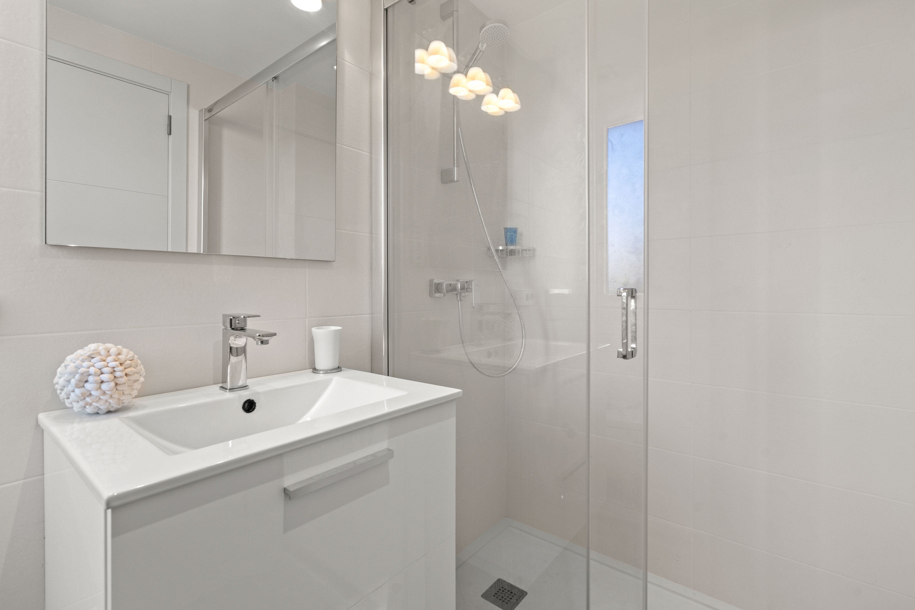 Salle de bain attenante avec douche dans une maison de luxe à Mercadal