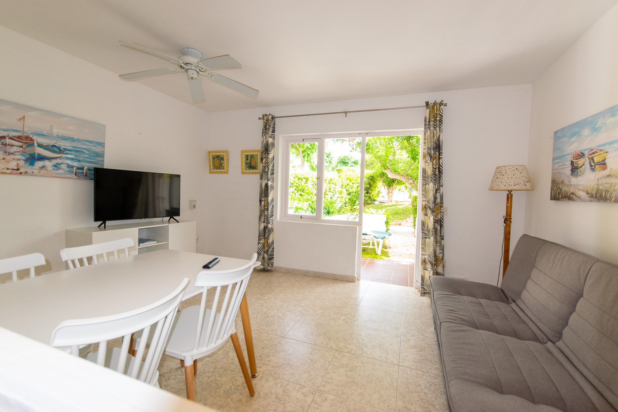 Ground floor living-dining room with garden next to the beach of Santo Tomás