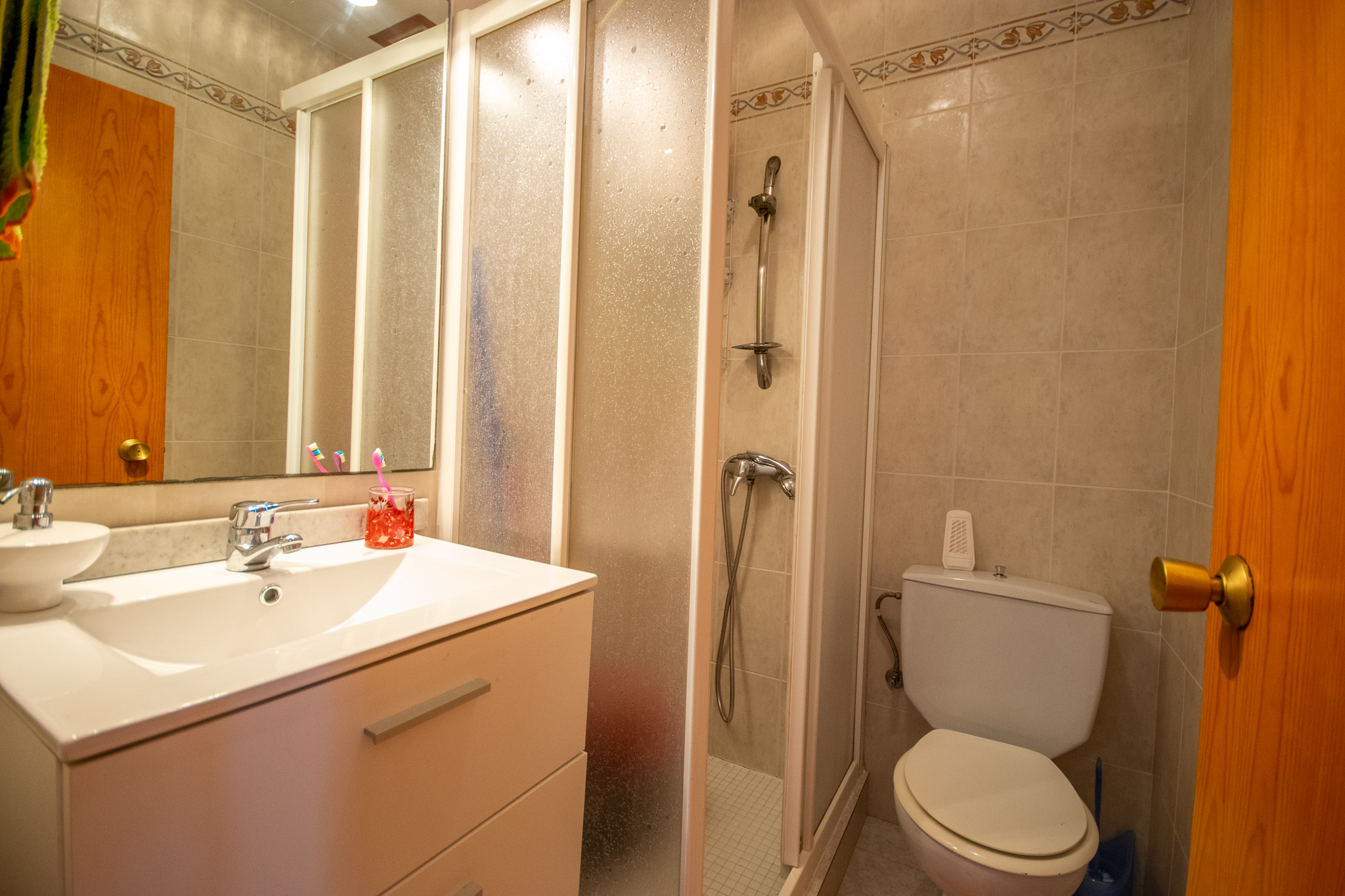 Salle de bain avec douche de l'appartement mitoyen à Son Bou