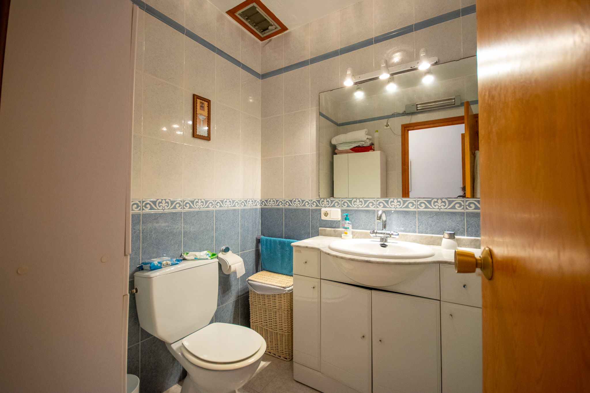 Salle de bain avec baignoire de l'appartement mitoyen à Son Bou