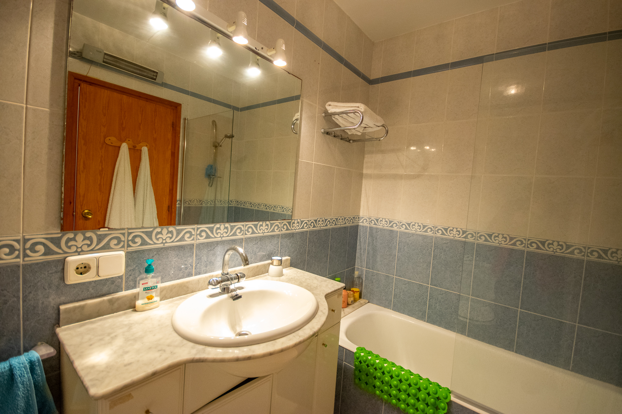 Bathroom with bathtub of semi-detached bungalow in Son Bou
