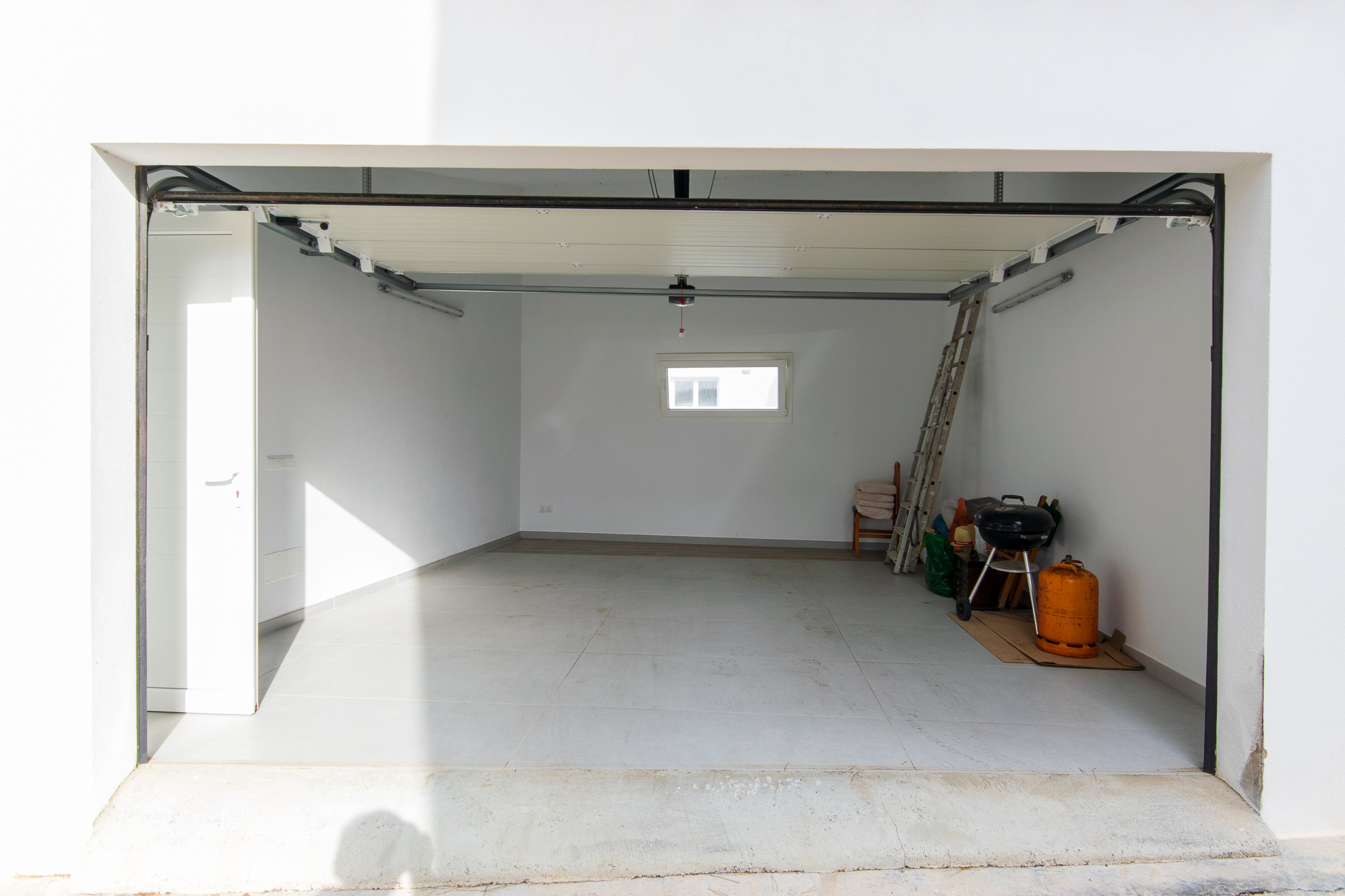 Garage dans maison moderne avec piscine à Alaior