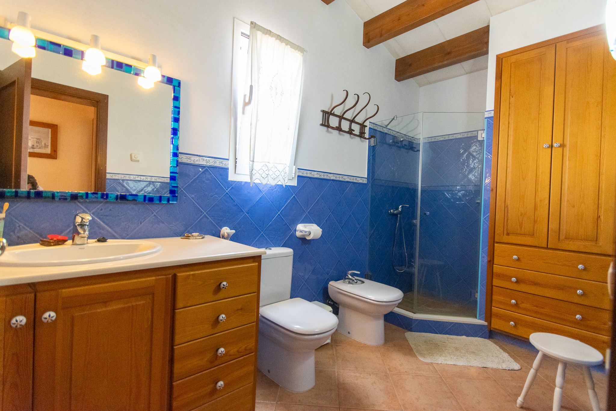 Salle de bain avec douche dans la maison minorquine avec piscine et garage à Mercadal