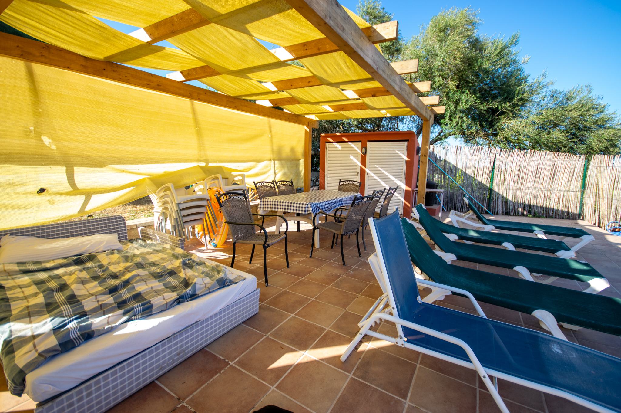 Terrasse de la piscine dans une maison de campagne confortable près d'Alaior
