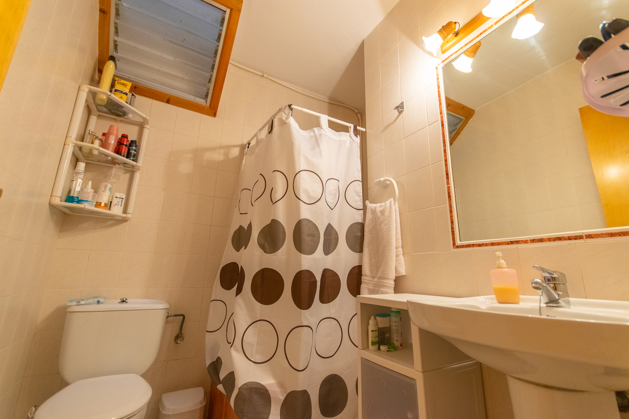 Salle de bain d'appartement avec de belles vues à Cala Galdana