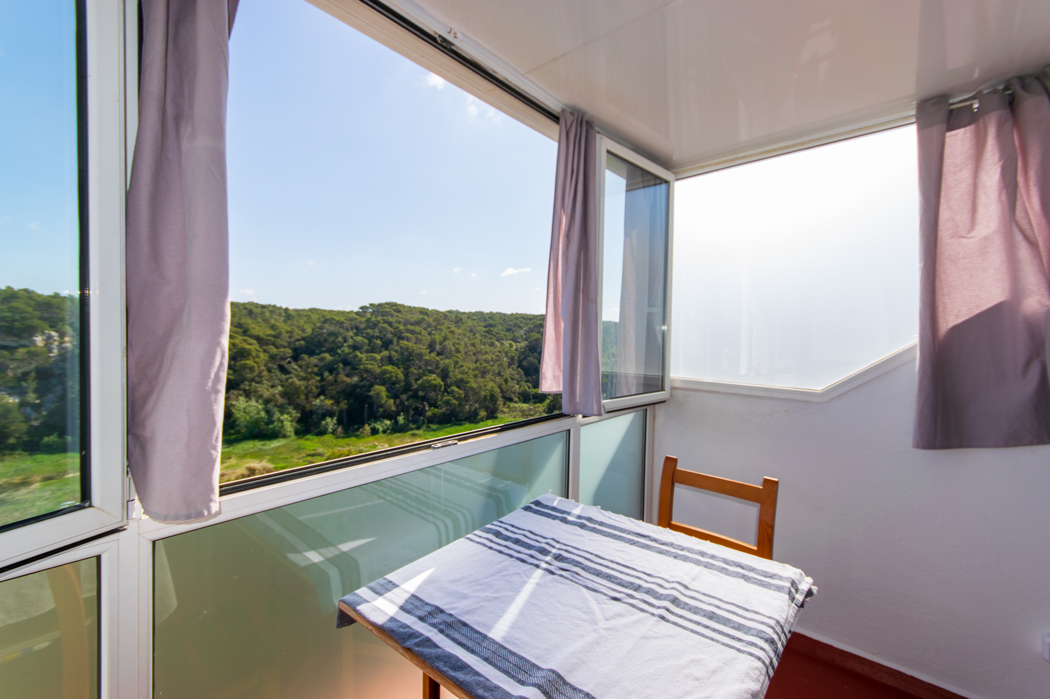 Terrasse couverte de l'appartement avec de belles vues à Cala Galdana