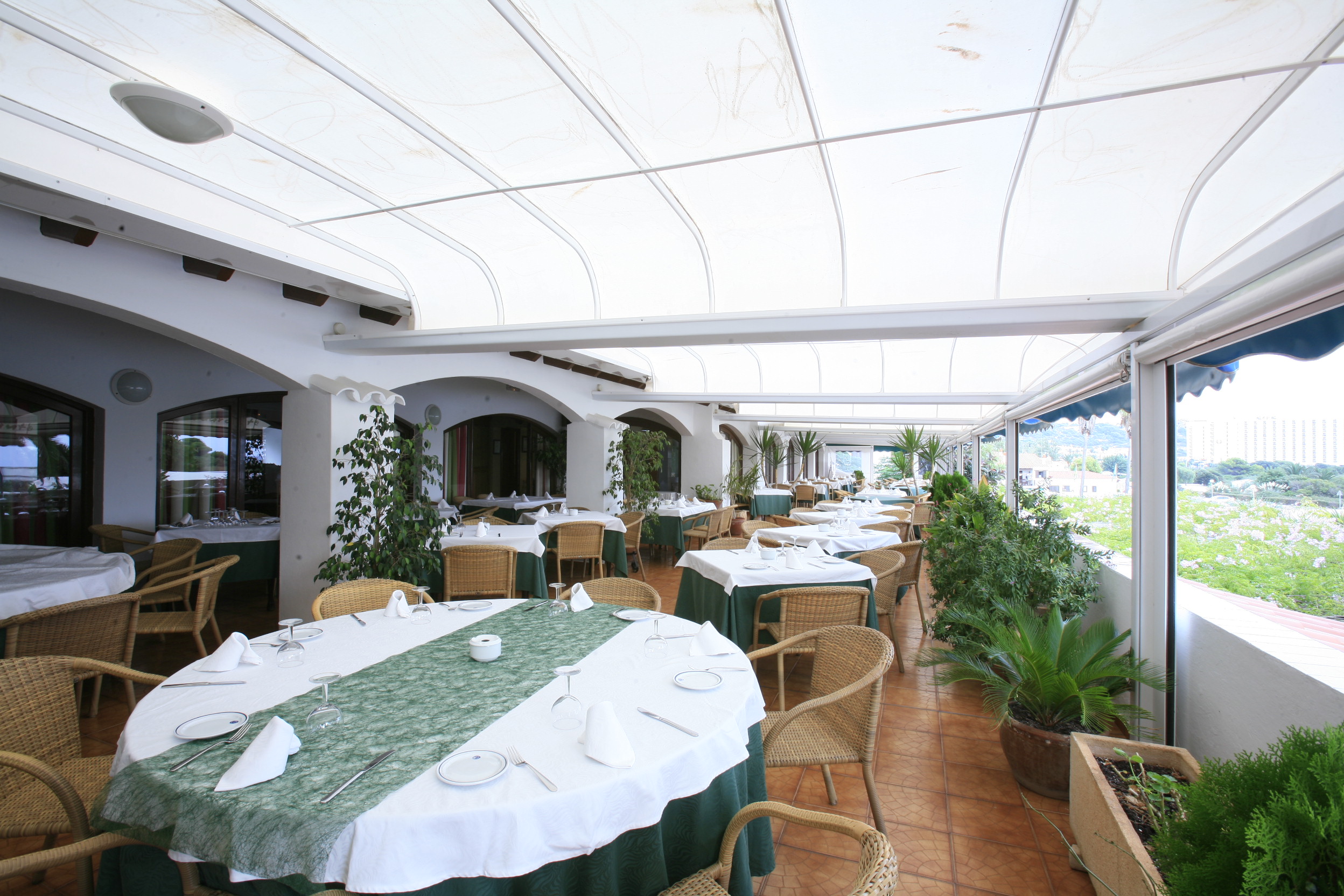 Terrasse avec vue sur la mer au 1er étage du Bar-Restaurant avec piscine et espace de loisirs à Son Bou