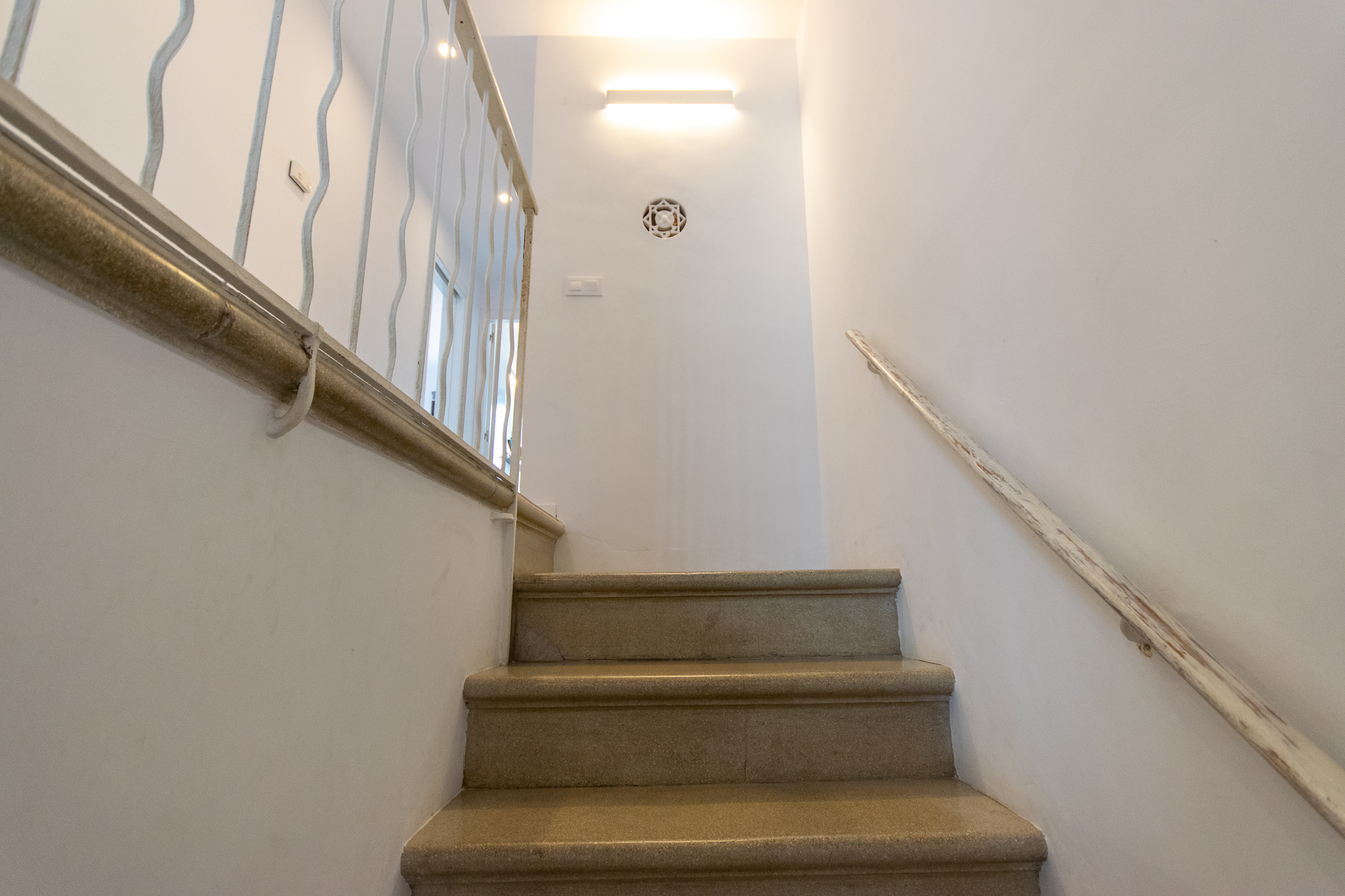 Escalier d'accès aux chambres dans charmante maison rénovée à Alaior