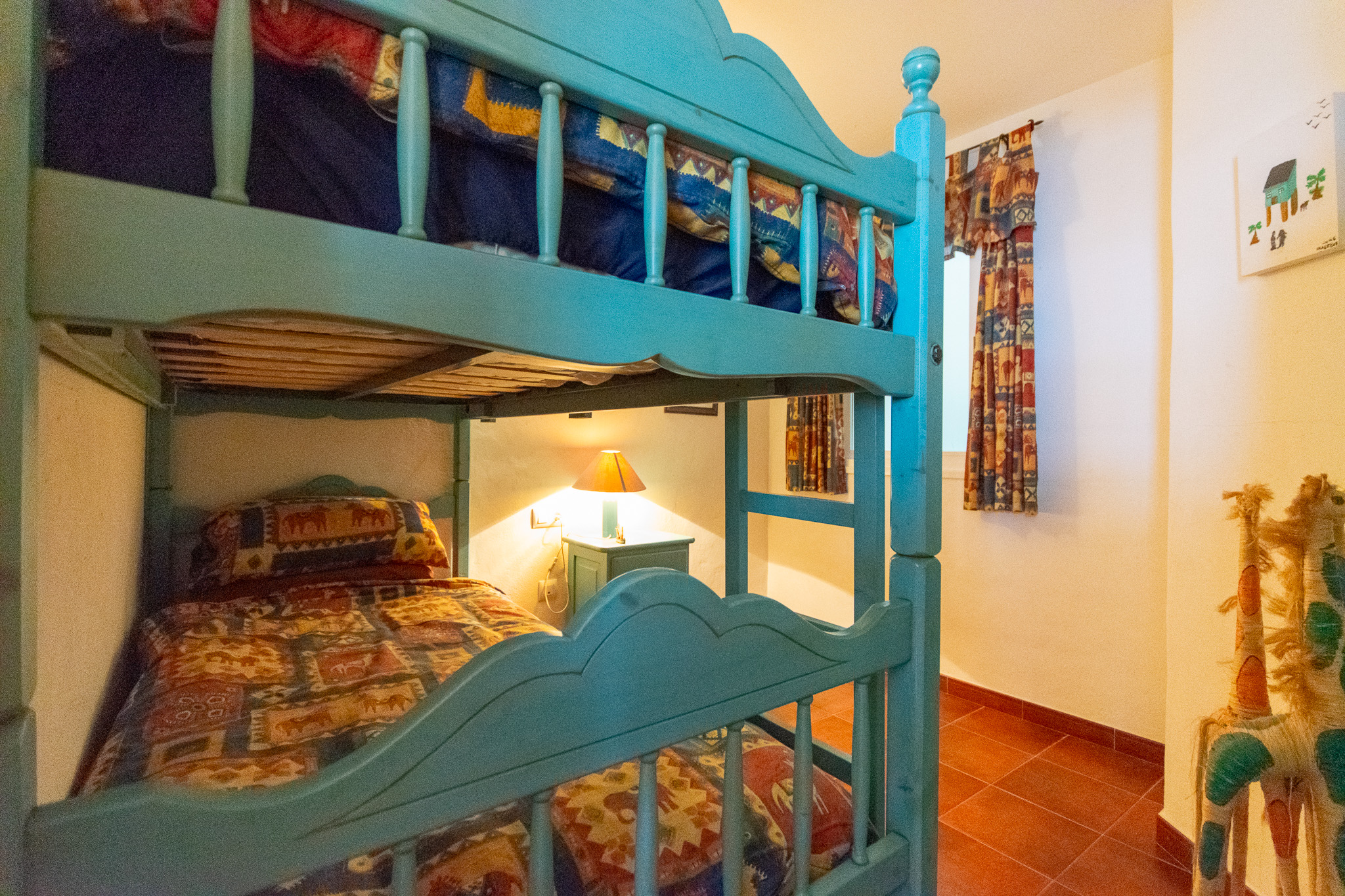 Dortoir avec lits superposés au premier étage avec balcon à Es Mercadal