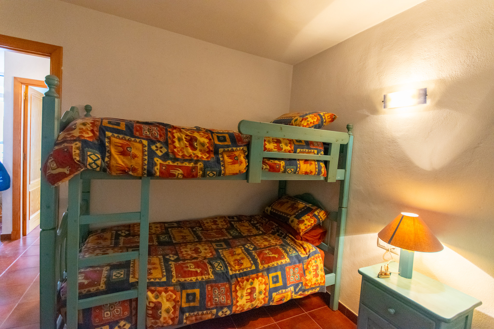 Dortoir avec lits superposés au premier étage avec balcon à Es Mercadal